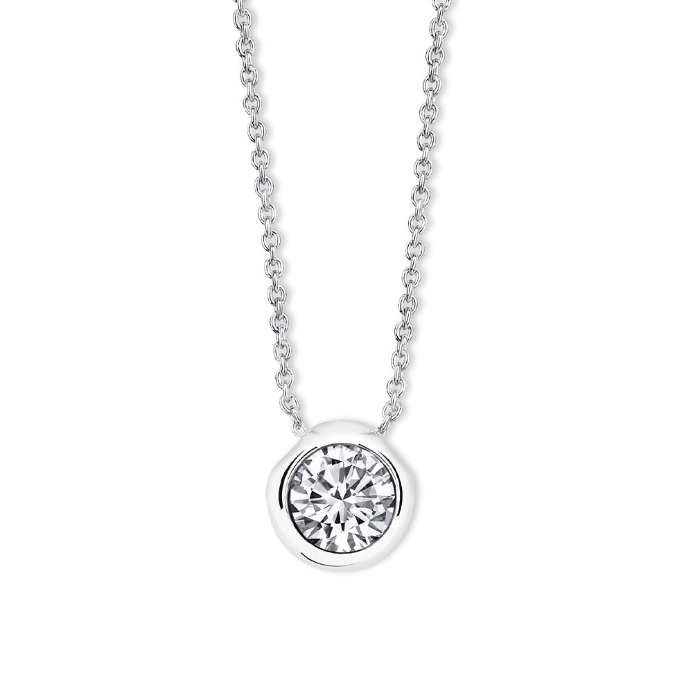 Round solitaire pendant with chain